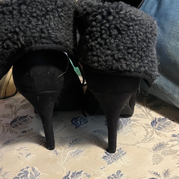 Elegant Black Fur-Lined Heeled Boots - Picture 6 of 6